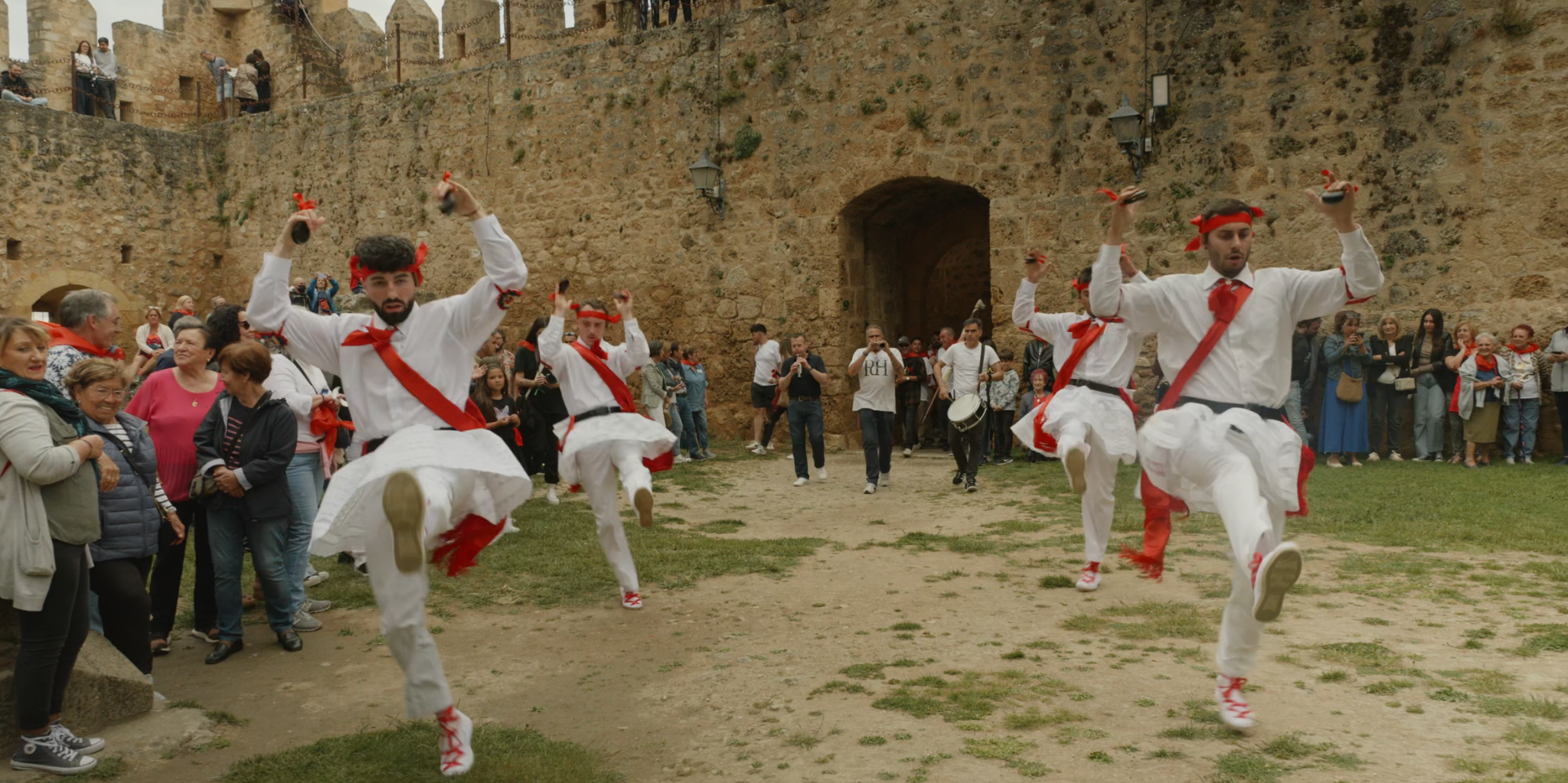 Danza tradicional en un entorno histórico